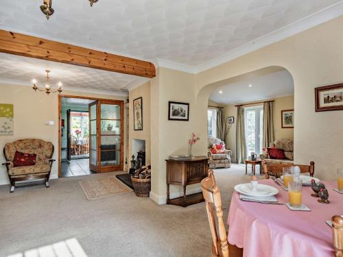 Briston House | 3 Bed in Briston 90184