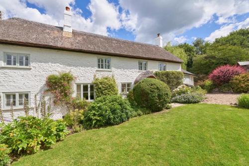 Axminster House | 3 Bed in Dalwood oc-p27362