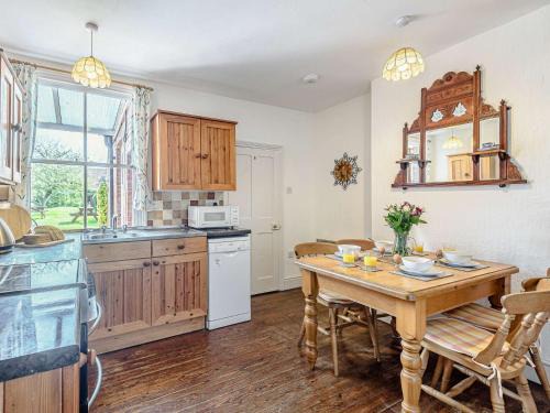 Thornham House | 3 Bed in Thornham KT022