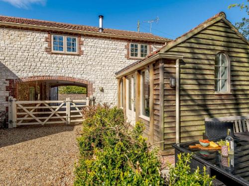 Thornham House | 3 Bed in Thornham KT104