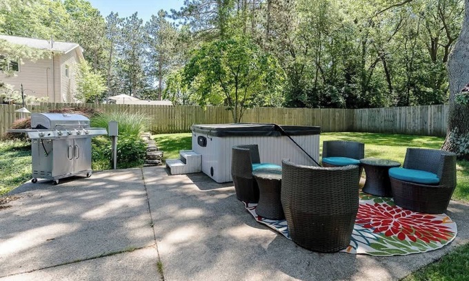 Holland House | 3 Bed - Outdoor living with hot tub near beaches
