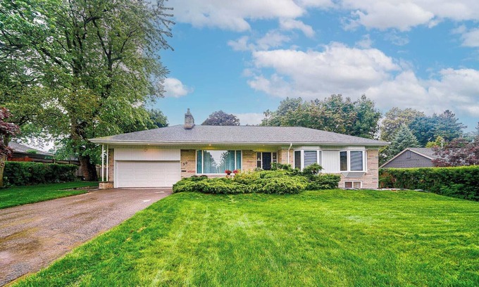 Scarborough House | 3 bed room, 2 bath room, expansive yard near lake