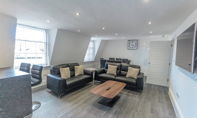 Plymouth House | 3 Bed - The Regency Suite by Pureserviced