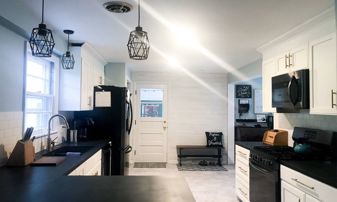 Neenah House | 3 bedroom 2.5 bath fully renovated quiet home for EAA
