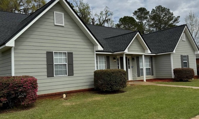 Albany House | 3-bedroom 2-bath house near town & hospital