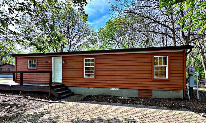 Put-in-Bay Cabin | 3 Bedroom 2 Bathroom Vacation Rental Home in the Island Club -Sleeps 8 - IC83