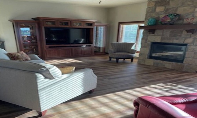 Neenah Condo | 3 Bedroom 3 bath w/Sunroom on large pond - EAA 24 miles