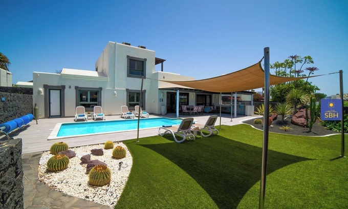 Playa Blanca Villa | 3 bedroom 3 bathroom, Beautiful property with Hot Tub and Air Conditioning