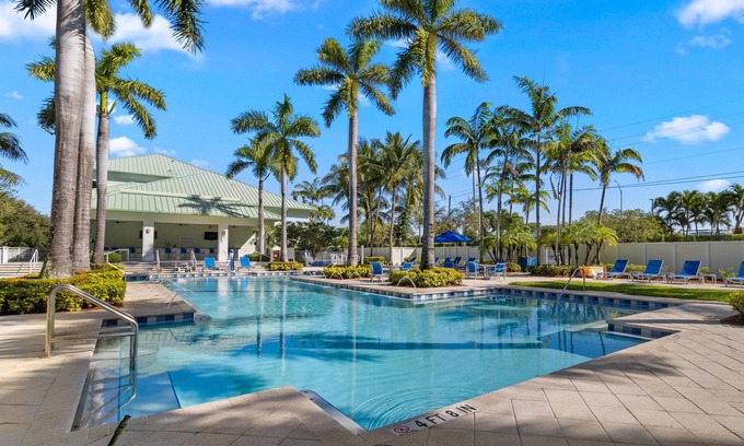 Ludlam Condo | 3 Bedroom/4 Bath Townhouse, Pool, Parking, & More!