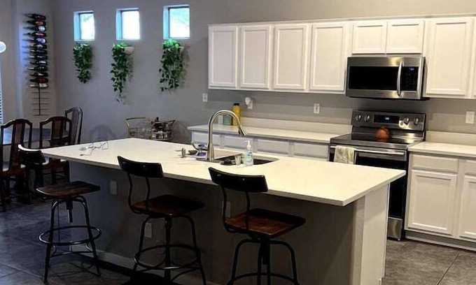 South Mountain Apartment | 3 Bedroom 668594 by Houzlet