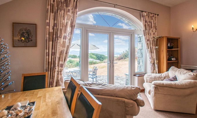 Morfa Bychan Cottage | 3 bedroom accommodation in Black Rock Sands, near Criccieth