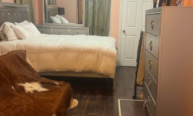 Newark Apartment | 3-bedroom apartment in delightful Newark with AC