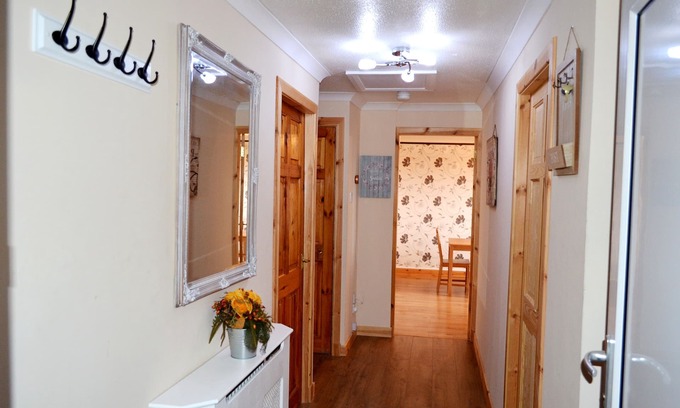 North Glasgow Apartment | 3 Bedroom Apt- 5 beds + sofa bed - Free Wi-Fi, Parking