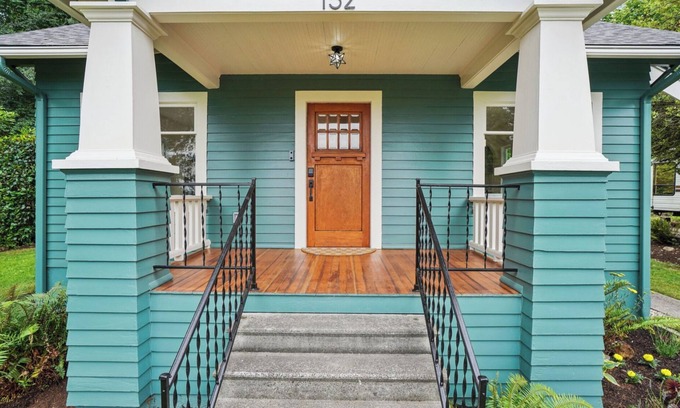 Collins View House | 3 Bedroom - Beautifully Remodeled Bungalow - Extended Stays