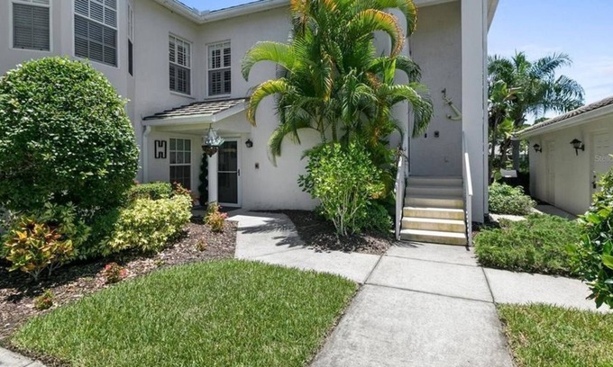 Plantation Condo | 3 Bedroom Condo 428128 by Houzlet