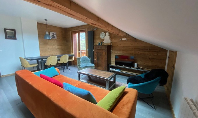 Araches-la-Frasse House | 3-bedroom duplex in quiet, cocooning chalet. Pets welcome!
