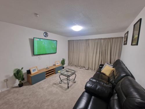 Bletchley Apartment | 3 Bedroom furnished House