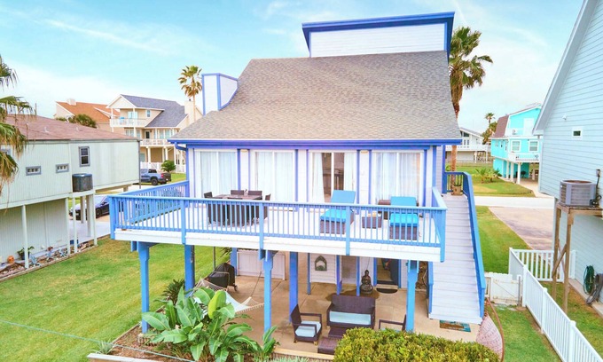 Pirates Beach House | 3-bedroom Gulfview beach house - golf cart included - Dog Friendly!