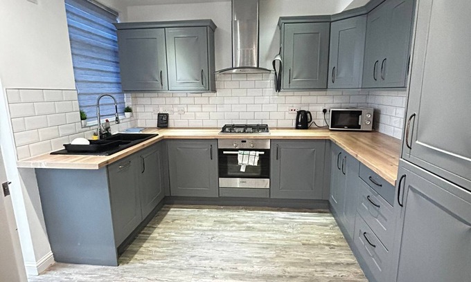 Failsworth House | 3 Bedroom Home in Manchester - Near Etihad Stadium - Close To The City