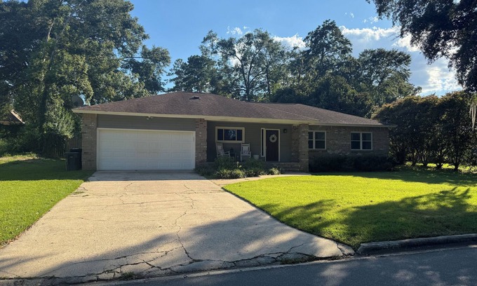 Tallahassee House | 3-bedroom home in Tally with yard & garage, 4 miles from FSU, FAMU, & Capital