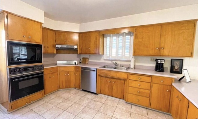 Visalia House | 3 bedroom Home located on the main street of Visalia