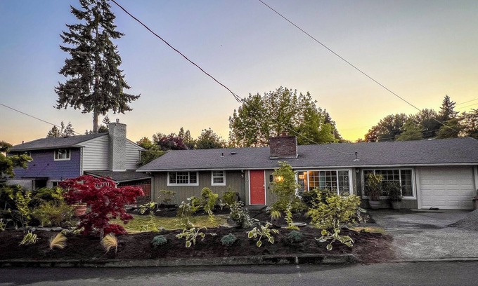 East Lake Hills House | 3-bedroom House 10Min to Lakes, Parks, and Downtown Bellevue
