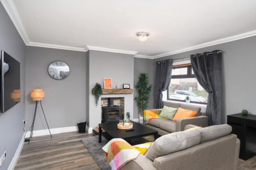 Dunfermline House | 3 Bedroom House - Free Parking