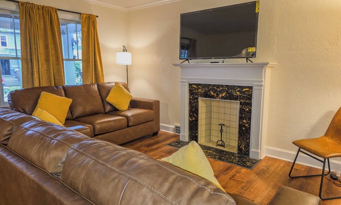 Niagara Falls House | 3-bedroom house in enchanting Niagara Falls with AC, WiFi