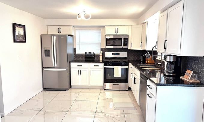 Carnegie House | 3-bedroom house in enjoyable Carnegie with AC, WiFi