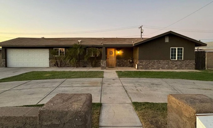 Yuma House | 3-bedroom house with AC, WiFi, in the center of the city