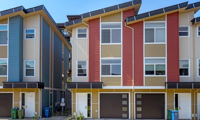 Langford House | 3-bedroom Manor next to the highway