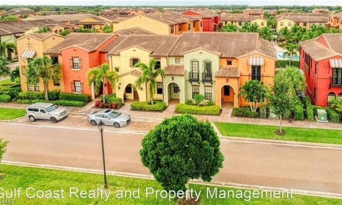 Biggar House | 3 Bedroom Townhome 428410 by Houzlet