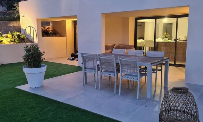 Carnoux-en-Provence Villa | 3 Bedroom Villa in Carnoux-en-Provence