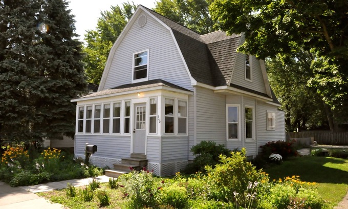 Holland House | 3-bedroom vacation home just a 4-minute walk to Downtown Holland.