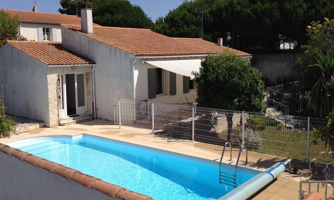 Rivedoux-Plage Villa | 3 bedroom villa with pool and large garden.