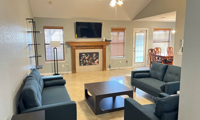 Calallen House | 3 BEDROOMS 2 BATHS W/LARGE BACK YARD & PET FRIENDLY IN CALALLEN!