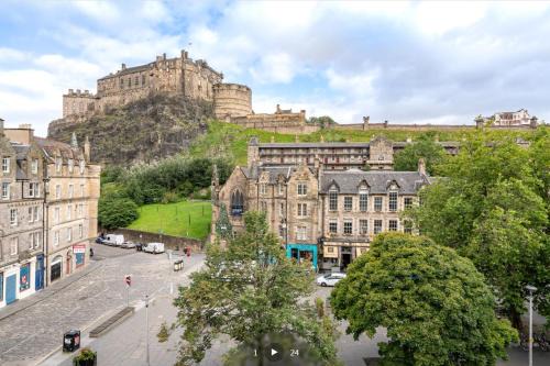 Old Town Apartment | 3 Bedrooms Flat in Central Edinburgh Old Town Sleeps 6