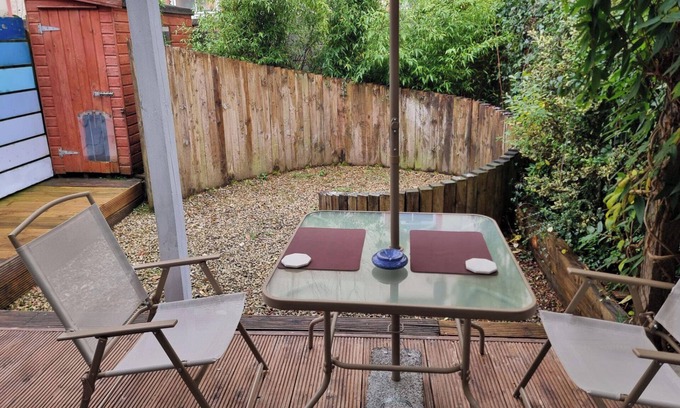 Cortober House | 3 Bedrooms - Sleep 7 - Garden - Private Parking