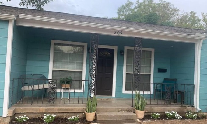 Arlington House | 3 blocks from AT&T Stadium 2 bedroom-sleeps 6