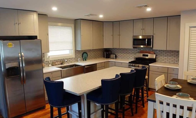 North End Apartment | 3 BR/3 BA/Modern/Walk to beach/town/Priv Terr