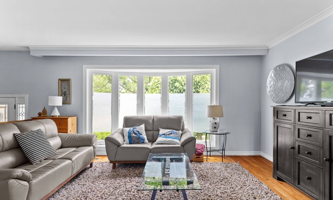 Clarkson-Lorne Park Hotel | 3 BR House - Large Backyard w Patio - Beautiful Neighbourhood with Large Trees