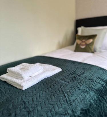 Balderton House | 3 Br House - Private Parking - Pool Table