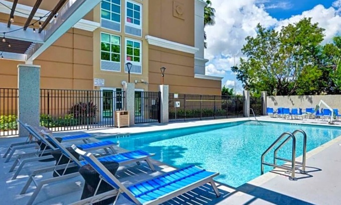 Miramar Hotel | 3 Convenient Studios | Pool, Kitchen, Pet-Friendly | Near Miami & Hard Rock