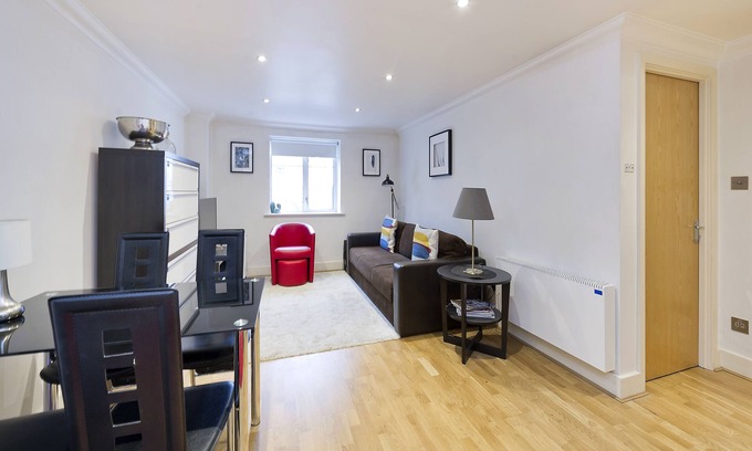 Chelsea House | 3, Gallery Court · 1 Bed Chelsea Flat + Communal Terrace