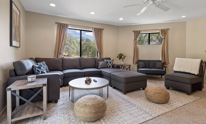 Three Rivers House | ✨ 3-King Beds/HotTub/EV Charger/Mountain View/Walk to River & Dining