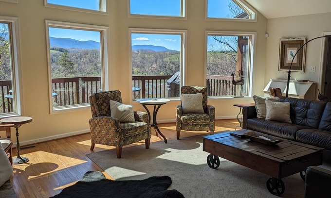 Front Royal Cabin | 3 KING Master Suites ~ Dog Friendly ~ 1 pm Ckout ~ Hiking ~ Firepit ~ VIEWS!