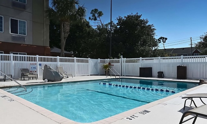 Clearwater Hotel | 3 Large Suites with Kitchens! Perfect for Family Getaway! Outdoor Pool & Parking