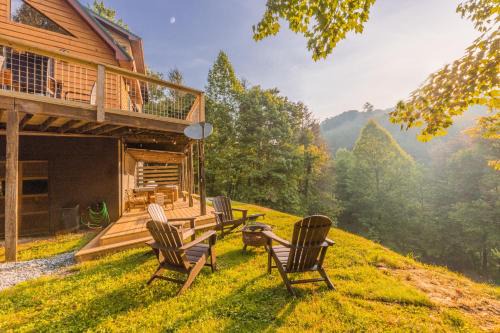 Bryson City Ski Chalet | 3 Little Bears! Backs up to GSMNP! Creek, Spacious