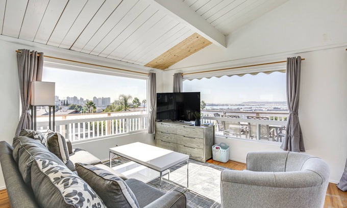 Middletown Condo | 3 Mi to Balboa Park: Water-View Condo w/Balcony