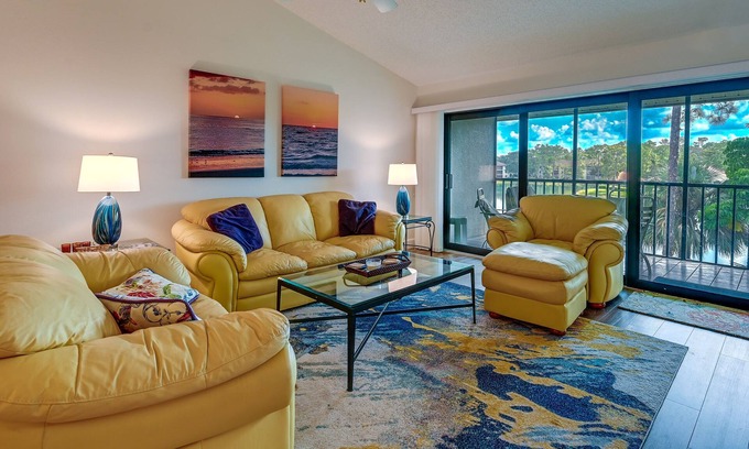 Naples Condo | 3 Mi to Beaches: Naples Condo w/Pool Access!